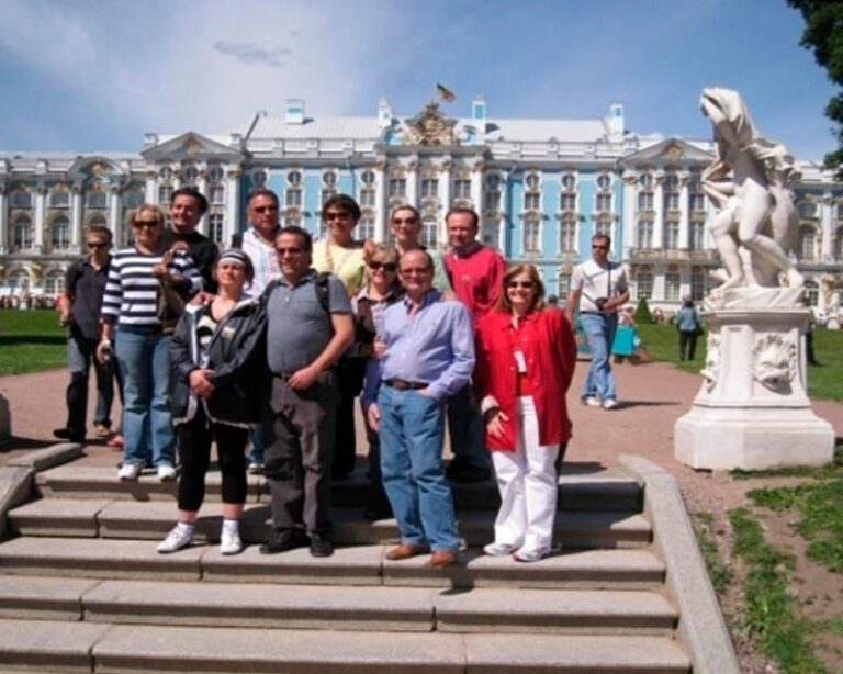 turistas em frente à Catedral de São Basílio