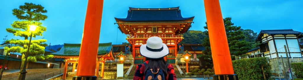 Expo 2025 Osaka com um turista em frente a um Tori no Japão
