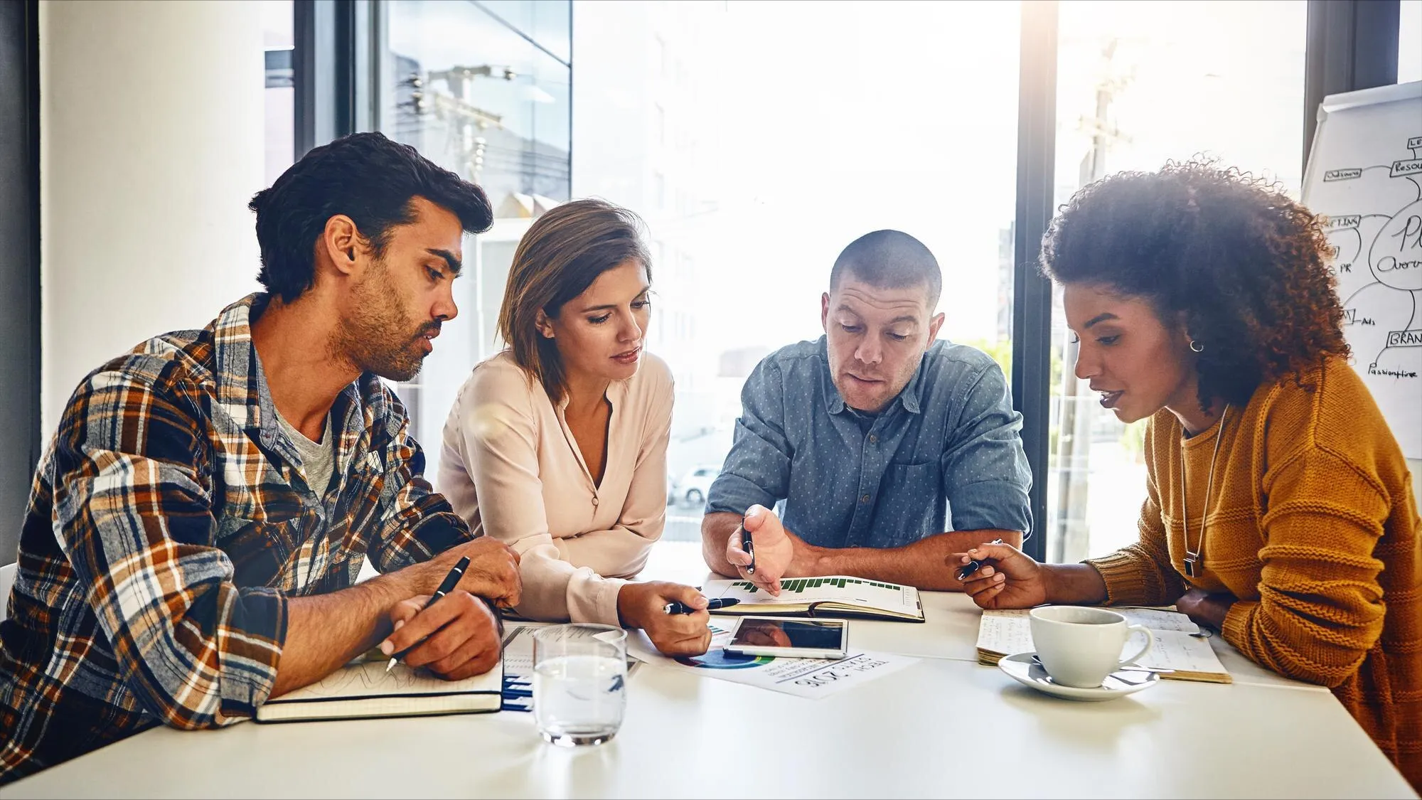 Equipe reunida planejando atividades corporativas com propósito