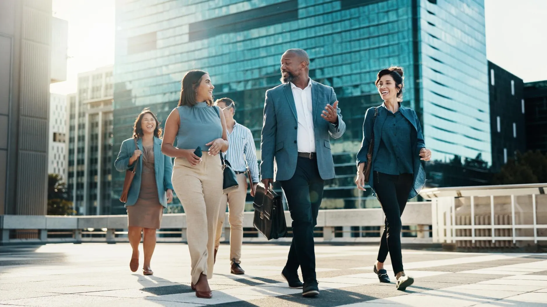 Profissionais conversando durante viagem de incentivo com propósito