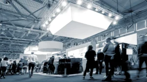 Visitantes circulando por stands em feira de negócios B2B
