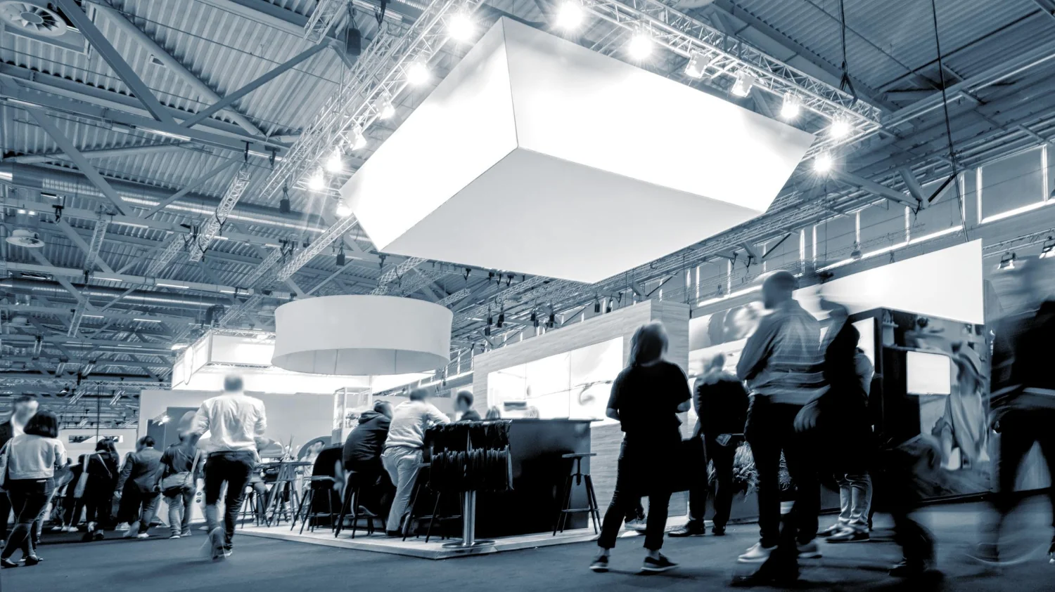 Visitantes circulando por stands em feira de negócios B2B