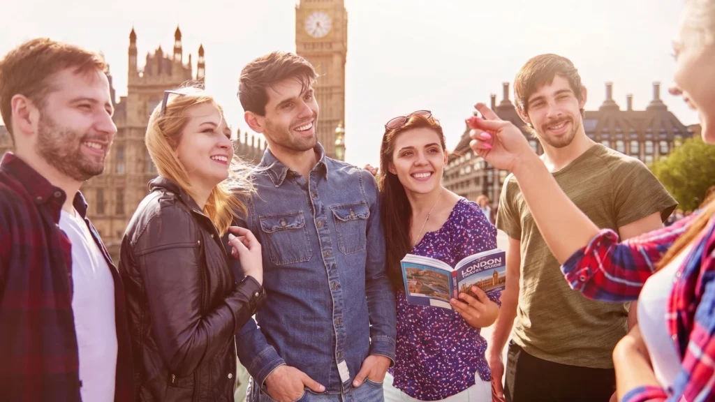 Grupo de profissionais sorridentes em viagem de incentivo a Londres, com o Big Ben ao fundo
