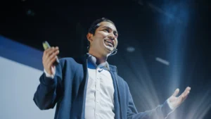 Palestrante entusiasta apresentando keynote em palco de startup