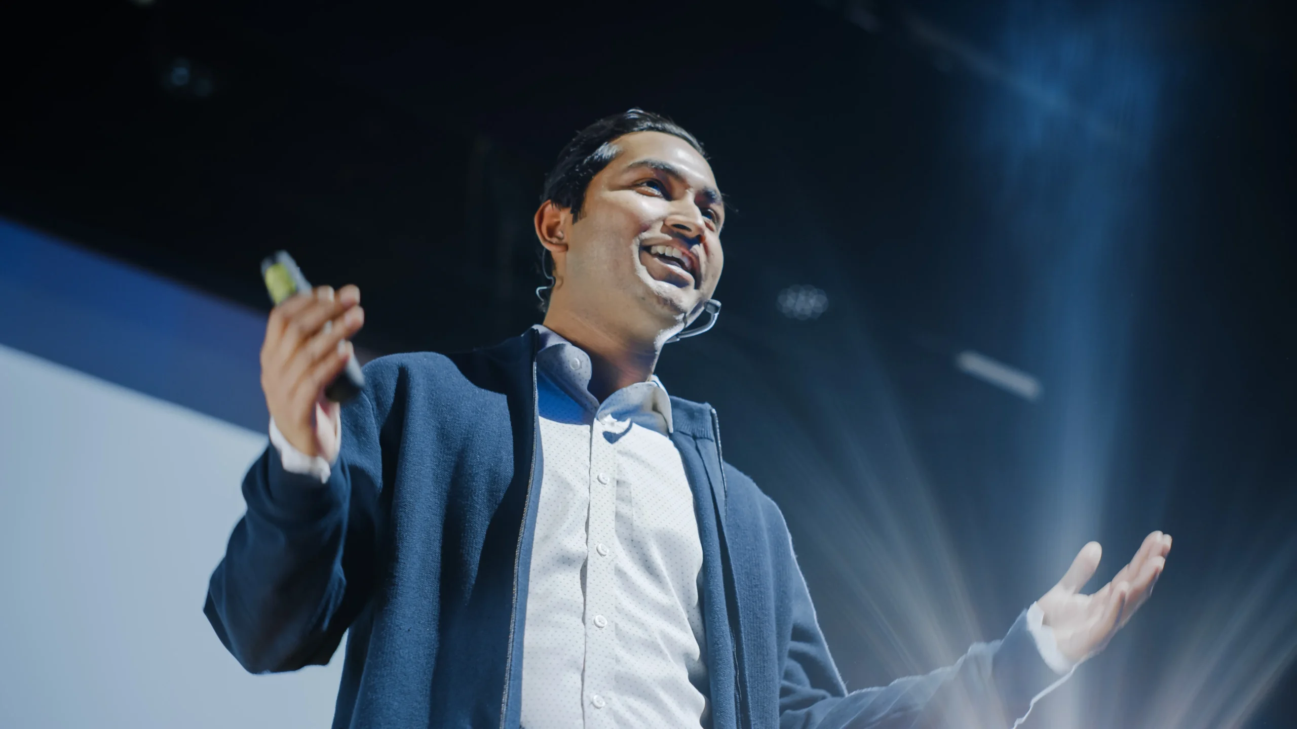 Palestrante entusiasta apresentando keynote em palco de startup